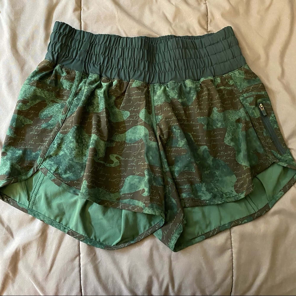 Lululemon Tracker Shorts Mid-Rise 4” Camo NWOT